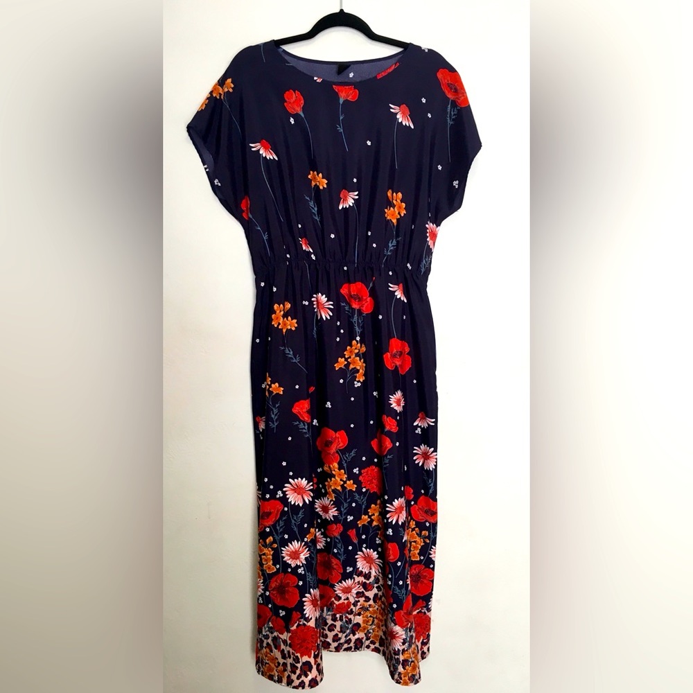 Super pretty flowers on navy dress
